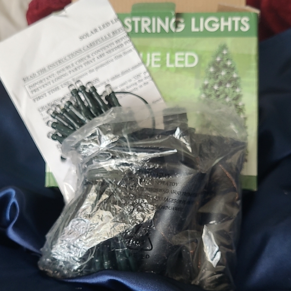 Solar String Lights with 100 Blue LED - Picture 2 of 2